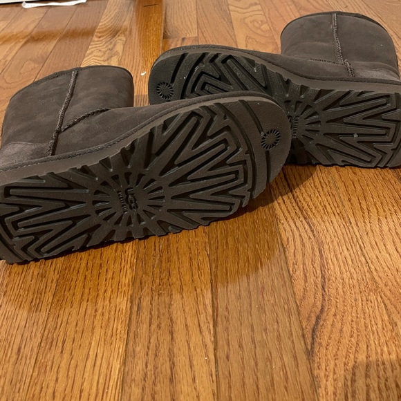 Brown Classic UGGS! 5 - Picture 4 of 6